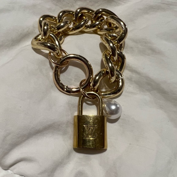 Authentic LV padlock on a chunky bracelet - Picture 1 of 5